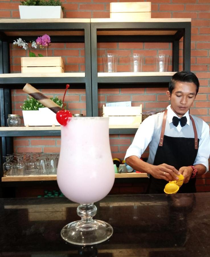 Kaloka Airport Hotel Sumbawa Besar Kültér fotó